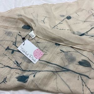 New with tags! Lightweight scarf